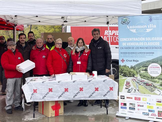 Concentración solidaria de vehículos clásicos a favor de Cruz Roja