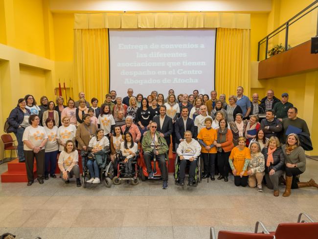 El alcalde, Ignacio Vázquez, entrega los convenios de colaboración a las 25 entidades que tienen un espacio cedido de forma gratuita en el Centro Polivalente Abogados de Atocha