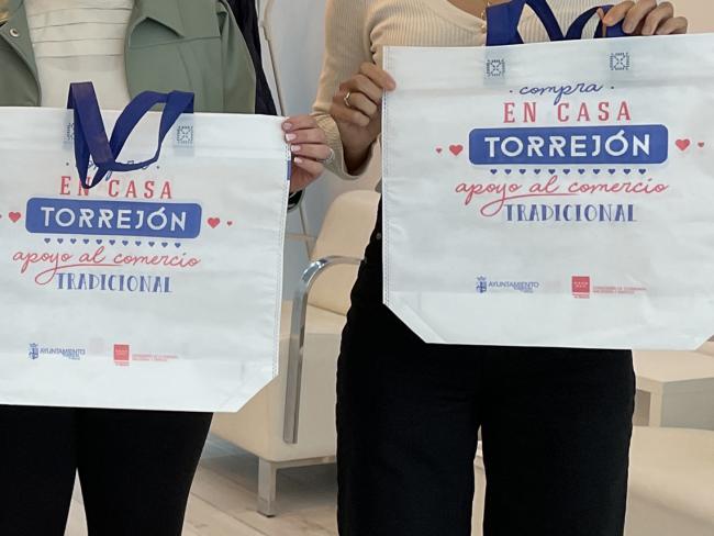 “Compra en casa, compra en Torrejón. Apoya al Comercio Tradicional y cuida el medioambiente, reutiliza y recicla”