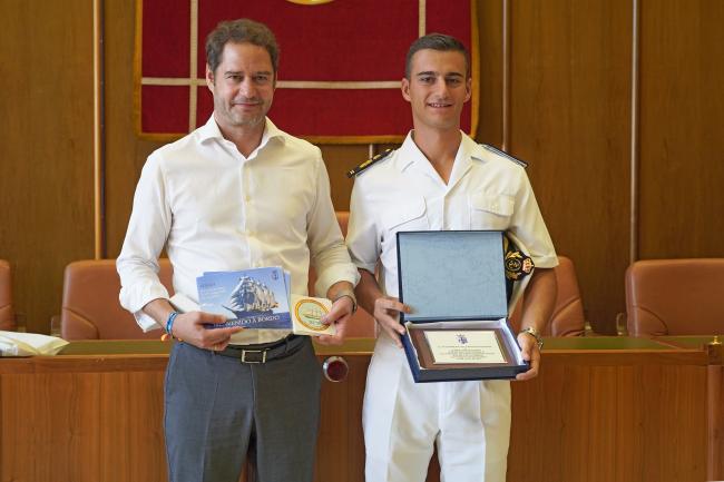 El alcalde, Ignacio Vázquez, recibe al torrejonero, Rubén García Alonso
