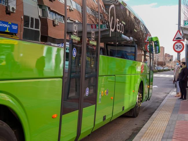 La línea de autobuses interurbanos 215, que conecta Torrejón de Ardoz con Paracuellos del Jarama, amplía desde hoy, lunes, su horario nocturno