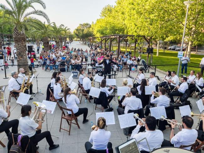 La Banda Municipal de Música actuando dentro de la iniciativa "Música en los Barrios"