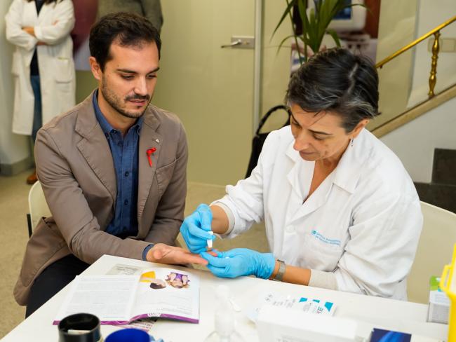 El alcalde, Alejandro Navarro Prieto, se ha realizado la prueba para sensibilizar y concienciar de la importancia de realizarse pruebas de detección de VIH