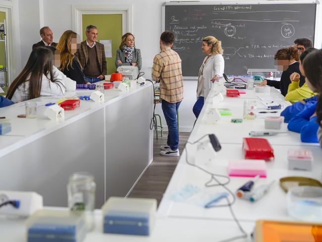 El concejal Educación, Bienestar e Inmigración, Rubén Martínez, visitando los talleres en el IES Palas Atenea, junto a su directora, Inmaculada Gutiérrez 