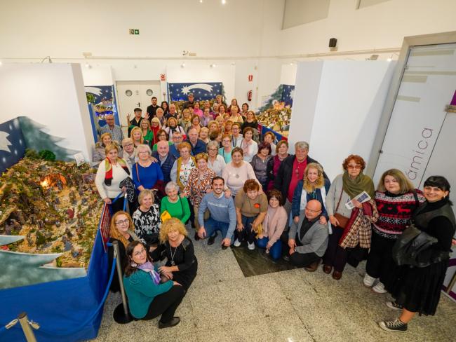 El alcalde, Alejandro Navarro Prieto en el Belén de la Casa de la Cultura