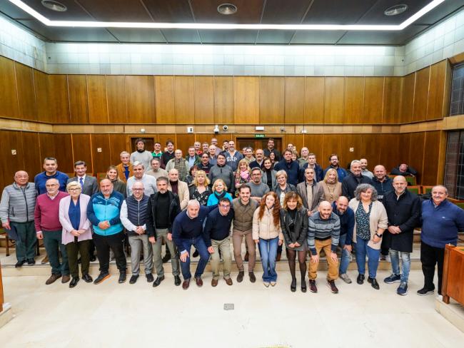 El alcalde Alejandro Navarro Prieto, y el concejal de Deportes, José Miguel Martín Criado, con los representantes de los clubes y entidades deportivas de la ciudad en el acto de reconocimiento público a su gran labor