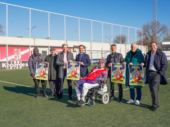 El alcalde, Alejandro Navarro Prieto, el concejal de Deportes y Movilidad, José Miguel Martín Criado, el torrejonero exjugador de la AD Torrejón y afectado por la ELA, David Riaño, el secretario general de la Real Federación de Fútbol de Madrid, José Martín Gallardo, el presidente de la AD Torrejón, Alfredo de la Cal, representantes de la Asociación AdELA y otros participantes en la iniciativa, presentado el Triangular solidario la iniciativa
