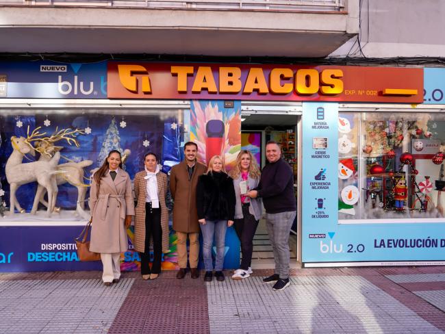 El alcalde, Alejandro Navarro Prieto, acompañado por la secretaria de UNICEM, Carolina Santana, y la representante de la Asociación de Comerciantes de la Zona Centro, Vanesa Calvo, entregaron el premio al mejor ambiente navideño para “Expendeduría nº 2” del XXV Concurso de Escaparates Navideños de la Zona Centro