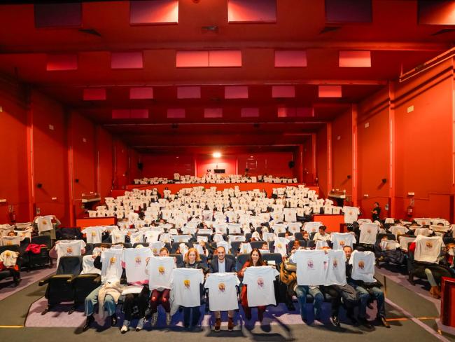 El alcalde, Alejandro Navarro Prieto, y la concejala de Igualdad y Festejos, Maria Eugenia Gil, con los alumnos de los diferentes colegios de la ciudad en la presentación de la Semana de la Mujer