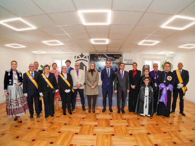 El alcalde, Alejandro Navarro Prieto, la concejala de Igualdad y Festejos, María Eugenia Gil, el presidente de la Hermandad de la Vera Cruz y Ntra. Sra. de la Soledad Coronada, Sergio Navarro Muñoz, la presidenta de la Hermandad Ntra. Sra. Virgen del Rosario Coronada, Cristina Vidales, y numerosos hermanos de ambas entidades