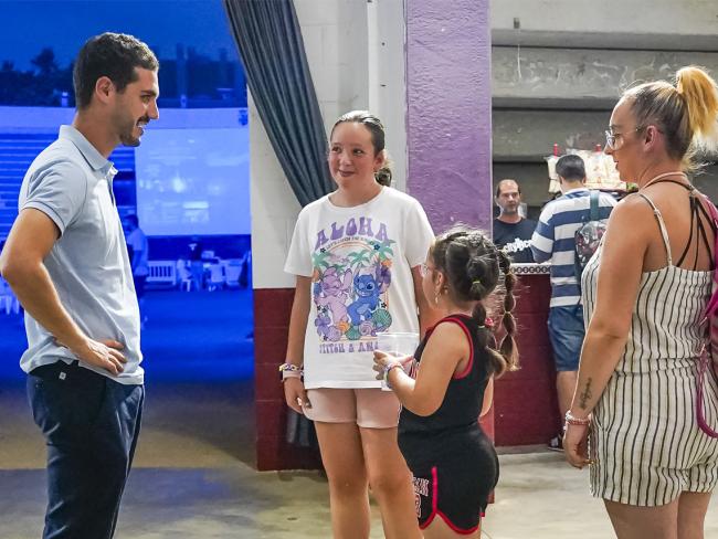 El alcalde, Alejandro Navarro Prieto, visitando el Cine de Verano