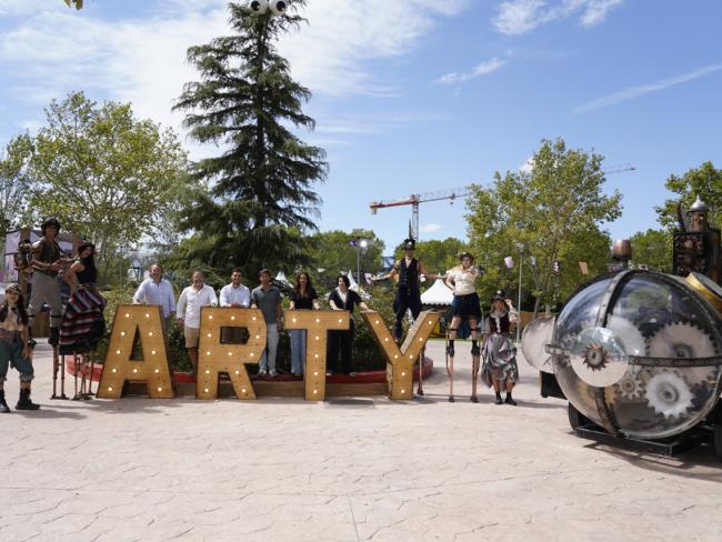 Momento de la inauguración del evento con la presencia del alcalde, Alejandro Navarro Prieto, de la concejala de Festejos e Igualdad, María Eugenia Gil, de la concejala de Turismo, Miriam Gutiérrez, los promotores de ARTY!, y componentes de una de las performance