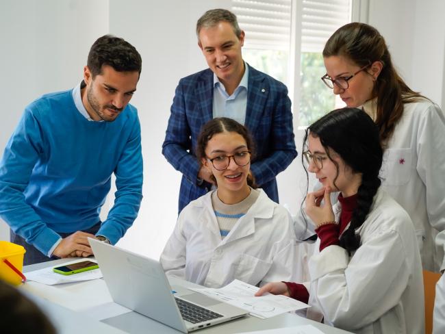 Estudiantes de Bachillerato de Torrejón de Ardoz celebran la Semana de la Ciencia y la Innovación con talleres prácticos de biotecnología donde aprenden a extraer material genético y clonar ADN