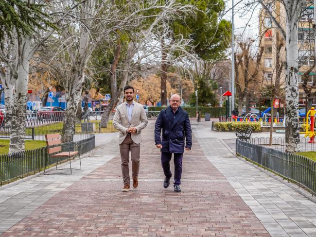 El alcalde, Alejandro Navarro Prieto, y el concejal de Obras, Limpieza Urbana y Administración, Valeriano Díaz, en el Paseo de la Chopera