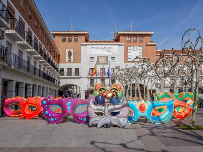 El alcalde, Alejandro Navarro, y la concejala de Festejos e Igualdad, María Eugenia Gil, durante la presentación de la programación del Carnaval 2025 de Torrejón de Ardoz