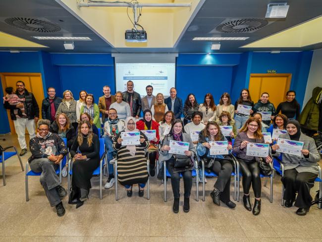 El alcalde, Alejandro Navarro y el concejal de Bienestar, Educación e Inmigración, Rubén Martínez, con los alumnos de los cursos