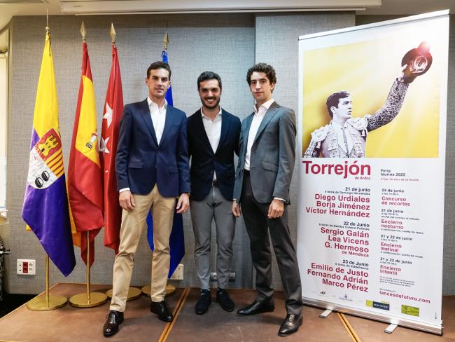 El alcalde, Alejandro Navarro, con los diestros, Víctor Hernández y Fernando Adrián