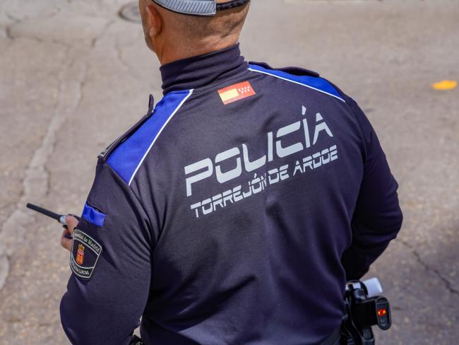 La Policía Local de Torrejón de Ardoz detiene a dos personas por un delito de falsedad documental