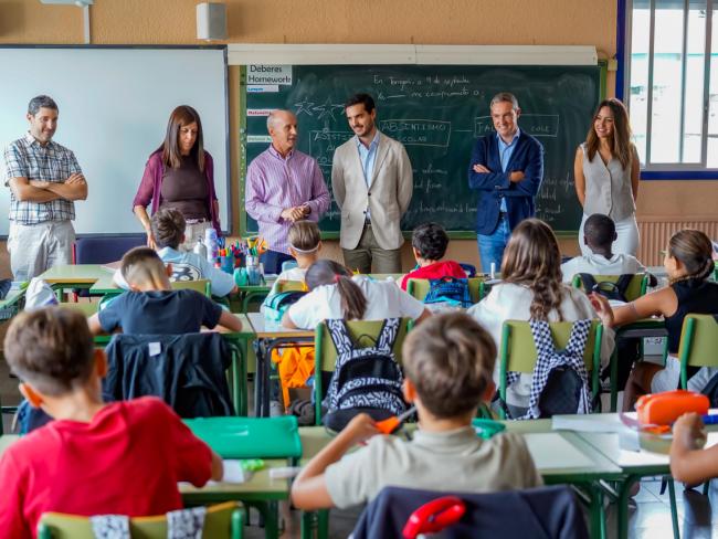 El alcalde, Alejandro Navarro Prieto, el concejal de Bienestar, Educación e Inmigración, Rubén Martínez, han visitado el inicio del curso escolar 