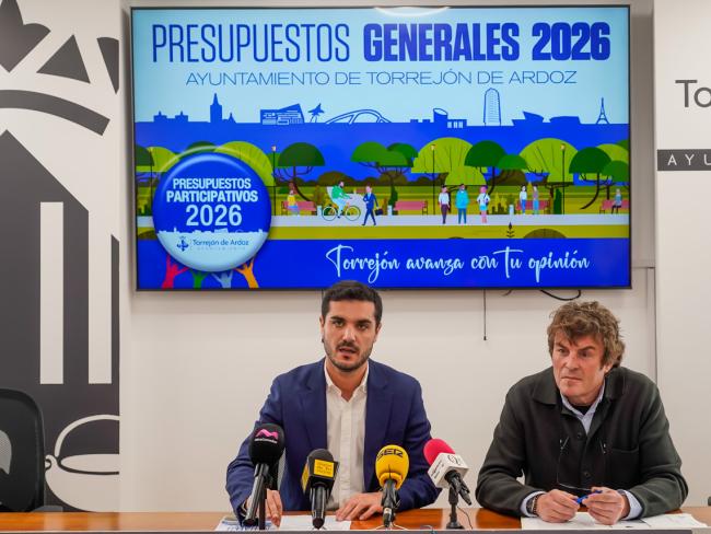 El alcalde de Torrejón de Ardoz, Alejandro Navarro, junto al concejal de Hacienda y Patrimonio, Marcos López