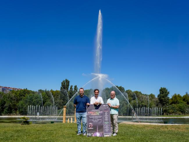 El alcalde, Alejandro Navarro Prieto, el concejal de Juventud, Urbanismo y Vivienda, Víctor Miranda y el edil de Vías y Obras, Valeriano Díaz, presentado la iniciativa 