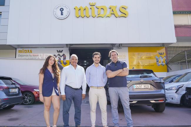 El alcalde, Alejandro Navarro Prieto, visitando Midas, junto a su gerente, José Manuel Ranz, y dos de los trabajadores del centro 